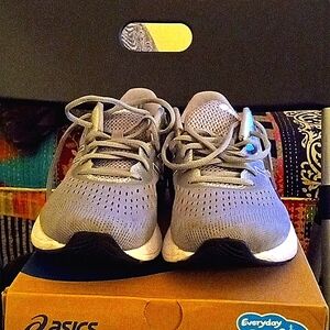 WOMEN ASICS TENNIS SHOES